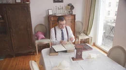 Rabbiner Elias Dray mit dem Sulzbacher Gebetsbuch.