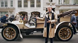 Marcus Breitschwerdt, Gesch&auml;ftsf&uuml;hrer der Mercedes-Benz Heritage, vor einem Mercedes-Oldtimer.