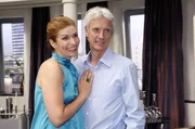 Natascha (Franziska Matthus, l.) und Robert (Mathieu Carrière, r.) spielen Nancy ein harmonisches Ehepaar vor. Natascha (Franziska Matthus, l.) und Robert (Mathieu Carrière, r.) spielen Nancy ein harmonisches Ehepaar vor.