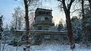 Der verlassene Militärflugplatz Sperenberg in Brandenburg war zu DDR-Zeiten die wichtigste Verbindung zwischen Ostdeutschland und der Sowjetunion und übernahm eine zentrale Rolle bei der Flucht von Erich Honecker. Der verlassene Militärflugplatz Sperenberg in Brandenburg war zu DDR-Zeiten die wichtigste Verbindung zwischen Ostdeutschland und der Sowjetunion und übernahm eine zentrale Rolle bei der Flucht von Erich Honecker.