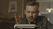 Der Journalist Julius Kaliski (Nico Holonics) schreibt &uuml;ber seine Reise von Russland nach Hamburg verkleidet als j&uuml;discher Auswanderer.
