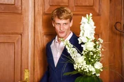 Alex (Jakob Geßner) bringt Frau Laban Blumen zum Geburtstag. Wöller denkt, dass er Frau Labans Verehrer ist. Alex (Jakob Geßner) bringt Frau Laban Blumen zum Geburtstag. Wöller denkt, dass er Frau Labans Verehrer ist.
