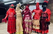 F&uuml;r den Ball der Touloulous maskieren sich die Frauen des Landes bis zur Unkenntlichkeit.