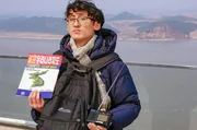 In Südkorea bereiten sich "Prepper" auf einen Angriff aus dem Norden vor und halten Notfallausrüstung wie Karten und ein Radio bereit. In Südkorea bereiten sich "Prepper" auf einen Angriff aus dem Norden vor und halten Notfallausrüstung wie Karten und ein Radio bereit.