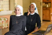 Schwester Sina (Romina Küper, li.) und Schwester Lela (Denise M'Baye) komponieren. Schwester Sina (Romina Küper, li.) und Schwester Lela (Denise M'Baye) komponieren.