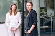 Die Tochter des Mordopfers Anna Hoppe (Hanna Plaß, l.) berichtet Vera Lanz (Katharina Böhm, r.) von den Vorkommnissen in der marktführenden High-Tech-Firma. Wer hat ein Motiv? Die Tochter des Mordopfers Anna Hoppe (Hanna Plaß, l.) berichtet Vera Lanz (Katharina Böhm, r.) von den Vorkommnissen in der marktführenden High-Tech-Firma. Wer hat ein Motiv?