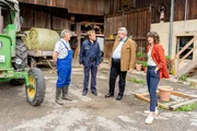 Nachdem Bauer Kandler tot auf seinem Hof gefunden wurde, ermittelt die Rosenheimer Mordkommission. Auch Hofmitarbeiter Franz Lendler wird in diesem Zusammenhang befragt. Von links: Franz Lendler (Gerhard Georg Jilk), Polizeihauptmeister Mohr (Max Müller), Kommissar Stadler (Dieter Fischer), Kommissarin Andresen (Sophie Melbinger). Nachdem Bauer Kandler tot auf seinem Hof gefunden wurde, ermittelt die Rosenheimer Mordkommission. Auch Hofmitarbeiter Franz Lendler wird in diesem Zusammenhang befragt. Von links: Franz Lendler (Gerhard Georg Jilk), Polizeihauptmeister Mohr (Max Müller), Kommissar Stadler (Dieter Fischer), Kommissarin Andresen (Sophie Melbinger).