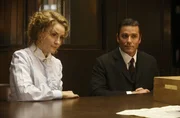 Dr. Ogden (Hélène Joy, l.), Detective Murdoch (Yannick Bisson, r.). Dr. Ogden (Hélène Joy, l.), Detective Murdoch (Yannick Bisson, r.).