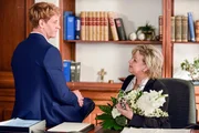 Alex (Jakob Geßner) bringt Frau Laban (Andrea Wildner) Blumen zum Geburtstag. Alex (Jakob Geßner) bringt Frau Laban (Andrea Wildner) Blumen zum Geburtstag.