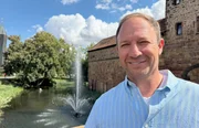 Moderator Tobias Kämmerer vor der Burg Vilbel in Bad Vilbel. Moderator Tobias Kämmerer vor der Burg Vilbel in Bad Vilbel.