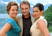 Der Unternehmer Phillip (Bernhard Schir) muss sich zwischen seiner reichen Verlobten Julie (Sandra Speichert, rechts) und der Reporterin Jana (Muriel Baumeister) entscheiden.