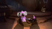 Blinky und Jacko schlüpfen in die Rolle von Vogelbabys, um die Vögel abzulenken. Blinky und Jacko schlüpfen in die Rolle von Vogelbabys, um die Vögel abzulenken.