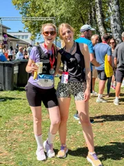 Lena und Lisa nach dem Halbmarathon.