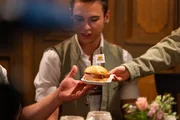 Mundart-Pop, Brass oder Volksmusik – der junge Sound aus Bayern wird gehört und gefeiert. Bei einem Wirtshaus-Quiz mit Stammtisch-Vibes nehmen die Hosts Alina Khani, Noah Hansen und Marcel Ertl Stars und Newcomer dieser bayerischen Musikszene genauer unter die Lupe. Was dabei nicht fehlen darf: Musikalische Acts, Schlagfertigkeit und jede Menge Spaß. Mundart-Pop, Brass oder Volksmusik – der junge Sound aus Bayern wird gehört und gefeiert. Bei einem Wirtshaus-Quiz mit Stammtisch-Vibes nehmen die Hosts Alina Khani, Noah Hansen und Marcel Ertl Stars und Newcomer dieser bayerischen Musikszene genauer unter die Lupe. Was dabei nicht fehlen darf: Musikalische Acts, Schlagfertigkeit und jede Menge Spaß.