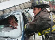 Chicago Fire Mon Amour – Mon Amour, Staffel 1, Episode 2, Bergung einer Verletzten: Jesse Spencer als Matthew Casey Chicago Fire Mon Amour – Mon Amour, Staffel 1, Episode 2, Bergung einer Verletzten: Jesse Spencer als Matthew Casey
