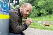 Niko Neumann (Marc Ben Puch) sollte doch der Nachfolger in der Firmenleitung werden. Was hat ihn dazu getrieben, was er tat? Niko Neumann (Marc Ben Puch) sollte doch der Nachfolger in der Firmenleitung werden. Was hat ihn dazu getrieben, was er tat?