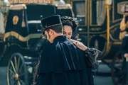 Kaiser Franz Joseph (Jannik Schümann) verabschiedet sich vor dem Krieg gegen Preußen von seiner Mutter Erzherzogin Sophie (Désirée Nosbusch). Kaiser Franz Joseph (Jannik Schümann) verabschiedet sich vor dem Krieg gegen Preußen von seiner Mutter Erzherzogin Sophie (Désirée Nosbusch).