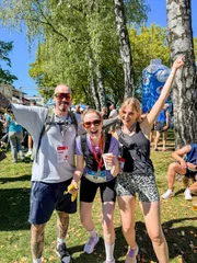 Stefan, Lena und Lisa freuen sich nach dem Halbmarathon &uuml;ber das gro&szlig;e Finale.