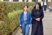 Sina möchte Novizin werden (v.li.: Romina Küper, Nina Hoger). Sina möchte Novizin werden (v.li.: Romina Küper, Nina Hoger).