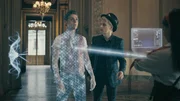 Clive (Luca Varsalona) verschwindet vor den Augen von Frank (Seán Óg Cairns). Schuld daran ist Agentin Lex (Rameet Rauli), die die Programme ihres Computer-Armbands nicht richtig beherrscht. Clive (Luca Varsalona) verschwindet vor den Augen von Frank (Seán Óg Cairns). Schuld daran ist Agentin Lex (Rameet Rauli), die die Programme ihres Computer-Armbands nicht richtig beherrscht.