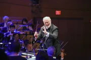 John Williams dirigiert die Musik, die f&uuml;r viele zum Soundtrack ihres Lebens geworden ist.