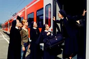 (v.li.): Emanuela von Frankenberg (Agnes Schwandt), Nathalie Schott (Ingrid Knoop), Donia Ben-Jemia (Gina Gallo), Karin Gregorek (Felicitas Meier), Jutta Speidel (Lotte Albers).
