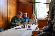 Lebenslinien Dreharbeiten mit Leo, Christian und Jenny (von links) in der Gaststätte Großmarkthalle. Lebenslinien Dreharbeiten mit Leo, Christian und Jenny (von links) in der Gaststätte Großmarkthalle.