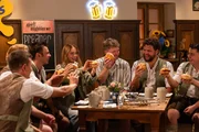Mundart-Pop, Brass oder Volksmusik – der junge Sound aus Bayern wird gehört und gefeiert. Bei einem Wirtshaus-Quiz mit Stammtisch-Vibes nehmen die Hosts Alina Khani (Mitte), Noah Hansen und Marcel Ertl Stars (3. von rechts) und Newcomer dieser bayerischen Musikszene genauer unter die Lupe. Was dabei nicht fehlen darf: Musikalische Acts, Schlagfertigkeit und jede Menge Spaß. Mundart-Pop, Brass oder Volksmusik – der junge Sound aus Bayern wird gehört und gefeiert. Bei einem Wirtshaus-Quiz mit Stammtisch-Vibes nehmen die Hosts Alina Khani (Mitte), Noah Hansen und Marcel Ertl Stars (3. von rechts) und Newcomer dieser bayerischen Musikszene genauer unter die Lupe. Was dabei nicht fehlen darf: Musikalische Acts, Schlagfertigkeit und jede Menge Spaß.