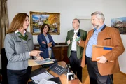 Die Kommissare Stadler und Andresen befragen Bürgermeister Norbert Steingruber und dessen Referentin Monika Schindler (Eva Mähl, l.), Kommissarin Andresen (Sophie Melbinger, 2.v.l.), Bürgermeister Norbert Steingruber (Michael Lerchenberg, 2.v.r.), Kommissar Stadler (Dieter Fischer, r.). Die Kommissare Stadler und Andresen befragen Bürgermeister Norbert Steingruber und dessen Referentin Monika Schindler (Eva Mähl, l.), Kommissarin Andresen (Sophie Melbinger, 2.v.l.), Bürgermeister Norbert Steingruber (Michael Lerchenberg, 2.v.r.), Kommissar Stadler (Dieter Fischer, r.).