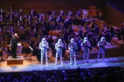 Wenn Popkultur auf Konzerttradition trifft: Stormtrooper aus &bdquo;Star Wars&ldquo; unterst&uuml;tzen John Williams w&auml;hrend des legend&auml;ren &bdquo;Imperial March&ldquo;.