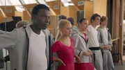 Die Ballettschüler Isaac (Terique Jarrett), Lena (Jessica Lord), Ines (Eubha Akilade), Max (Rory J. Saper) und Jeff (Castle Rock Peters) beobachten die erste Klasse beim Training. Die Ballettschüler Isaac (Terique Jarrett), Lena (Jessica Lord), Ines (Eubha Akilade), Max (Rory J. Saper) und Jeff (Castle Rock Peters) beobachten die erste Klasse beim Training.