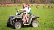 Leonhard Spatz, hier mit seiner Freundin Shana, war gerade mal 22 Jahre alt, als er den Hof mit Rotwildhaltung von seinen Gro&szlig;eltern &uuml;bernommen hat.