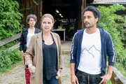 Vera Lanz (Katharina Böhm, m.) und Rita Niemayer (Dorothee Hartinger, l.) lassen Darian Sananis (Omar El-Saeidi) Hof räumen. Der Whistleblower hat gefährliche Informationen und seine Familie schwebt in akuter Gefahr. Vera Lanz (Katharina Böhm, m.) und Rita Niemayer (Dorothee Hartinger, l.) lassen Darian Sananis (Omar El-Saeidi) Hof räumen. Der Whistleblower hat gefährliche Informationen und seine Familie schwebt in akuter Gefahr.