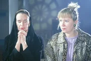 Ilse (Christiane Reiff) erfährt von Sofia (Gudrun Gundelach), dass die Pralinen für Mona vergiftet sind... Ilse (Christiane Reiff) erfährt von Sofia (Gudrun Gundelach), dass die Pralinen für Mona vergiftet sind...