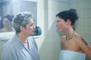 Im Waschraum kommt es zwischen Uschi (Barbara Freier, li.) und Jule (Anke Rähm) zum Streit. Im Waschraum kommt es zwischen Uschi (Barbara Freier, li.) und Jule (Anke Rähm) zum Streit.