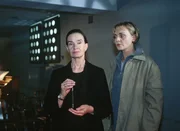 Sofia (Gudrun Gundelach, li.) hat herausbekommen, dass Mona (Anja Beatrice Dukas) sie mit einem gefälschten Fax in den Herzinfarkt getrieben hat und schwört Rache... Sofia (Gudrun Gundelach, li.) hat herausbekommen, dass Mona (Anja Beatrice Dukas) sie mit einem gefälschten Fax in den Herzinfarkt getrieben hat und schwört Rache...