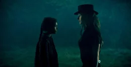 Abra Stone (Kyliegh Curran, l.); Rose (Rebecca Ferguson, r.)
