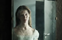 Hannah (Mia Goth)