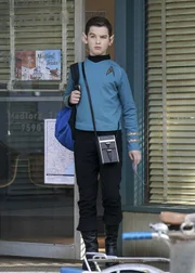 Sheldon Cooper (Iain Armitage) Sheldon Cooper (Iain Armitage)