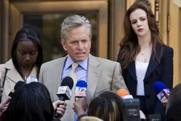 Nachdem der Gouverneursanw&auml;rter Mark Hunter (Michael Douglas, M.) herausfindet, dass er hereingelegt werden soll, setzt er alle Hebel in Bewegung, um seinen Zweifler, einen ehrgeizigen TV-Reporter, zu Fall zu bringen. Er ahnt nicht, dass seine Assistentin Ella Crystal (Amber Tamblyn, r.) mit dem jungen Journalist unter einer Decke steckt ...