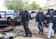 Um herauszufinden, was es mit dem Goldraub auf sich hat, müssen Callen (Chris O'Donnell, r.) und Hanna (LL Cool J, l.) mit drei ehemaligen Vietnamkriegskameraden von Hetty kooperieren ... Um herauszufinden, was es mit dem Goldraub auf sich hat, müssen Callen (Chris O'Donnell, r.) und Hanna (LL Cool J, l.) mit drei ehemaligen Vietnamkriegskameraden von Hetty kooperieren ...