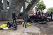 Mit Hilfe von drei ehemaligen Vietnamkriegern versuchen Callen (Chris O'Donnell, r.) und Hanna (LL Cool J, l.) die Ermittlungen zu einem Goldraub erfolgreich abzuschließen ... Mit Hilfe von drei ehemaligen Vietnamkriegern versuchen Callen (Chris O'Donnell, r.) und Hanna (LL Cool J, l.) die Ermittlungen zu einem Goldraub erfolgreich abzuschließen ...