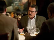 Bei einem Abendessen erz&auml;hlt Frank Reagan (Tom Selleck) seinen Freunden, dass das Atrium im John Kay College dem Andenken seines Sohnes gewidmet wird.