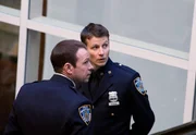 Jamie (Will Estes, r.) und Danny (Donnie Wahlberg, l.) haben Sorge, dass erneut jemand versuchen k&ouml;nnte, einen Anschlag auf ihren Vater zu ver&uuml;ben ...