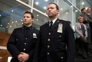 Jamie (Will Estes, l.) und sein Bruder Danny (Donnie Wahlberg, r.) bef&uuml;rchten, dass sich im Publikum ein Attent&auml;ter befindet, der es auf ihren Vater abgesehen hat ...