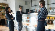 Joan (Lucy Liu, l.) und Sherlock (Jonny Lee Miller, M.) beim Metzger: Wie h&auml;ngt der Tod eines mit Wurst vergifteten Mannes mit dem Durchbruch einer Produktionsst&auml;tte f&uuml;r k&uuml;nstliches Fleisch zusammen?