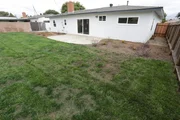 Um das Haus mit großzügigem Garten im Bezirk Orange County in Kalifornien wurde sich lange nicht gekümmert. Bis jetzt: Das Makler-Ehepaar Tarek und Christina El Moussa kaufen und renovieren es, um es dann mit Profit an eine Familie weiterverkaufen zu können. Um das Haus mit großzügigem Garten im Bezirk Orange County in Kalifornien wurde sich lange nicht gekümmert. Bis jetzt: Das Makler-Ehepaar Tarek und Christina El Moussa kaufen und renovieren es, um es dann mit Profit an eine Familie weiterverkaufen zu können.