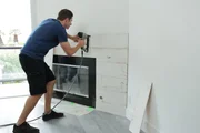 Tarek beschäftigt sich mit dem Design des Kamins. Für die anspruchsvollen Interessenten eines Hauses in dieser Lage muss alles perfekt werden, um das Millionengeschäft erfolgreich abschließen zu können. Ob das dem Makler-Ehepaar gelingen wird? Tarek beschäftigt sich mit dem Design des Kamins. Für die anspruchsvollen Interessenten eines Hauses in dieser Lage muss alles perfekt werden, um das Millionengeschäft erfolgreich abschließen zu können. Ob das dem Makler-Ehepaar gelingen wird?