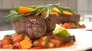 Lecker: Filetsteak auf frischem Gem&uuml;se - und zwar frisch zubereitet. Wird Christopher die Ratschl&auml;ge von Frank Rosin beherzigen und auch tats&auml;chlich umsetzen?