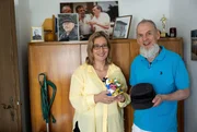 Yvonne Willicks (l) hilft Michael Klammt in Iserlohn dabei, wie man sich von Erinnerungsstücken am besten trennt. Michael (61) ist vor einiger Zeit in sein Elternhaus in Iserlohn zurückgezogen, welches voller Erinnerungen steckt. Yvonne Willicks (l) hilft Michael Klammt in Iserlohn dabei, wie man sich von Erinnerungsstücken am besten trennt. Michael (61) ist vor einiger Zeit in sein Elternhaus in Iserlohn zurückgezogen, welches voller Erinnerungen steckt.